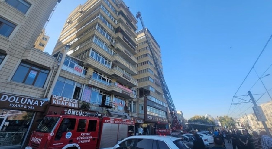 İş yerinin terasında yangın