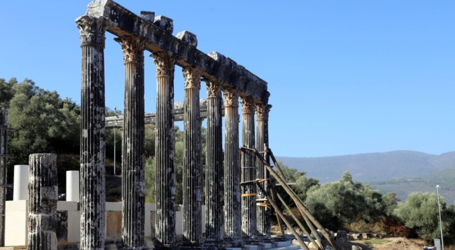 Euromos Antik Kenti'nin tiyatrosu ayağa kaldırılıyor