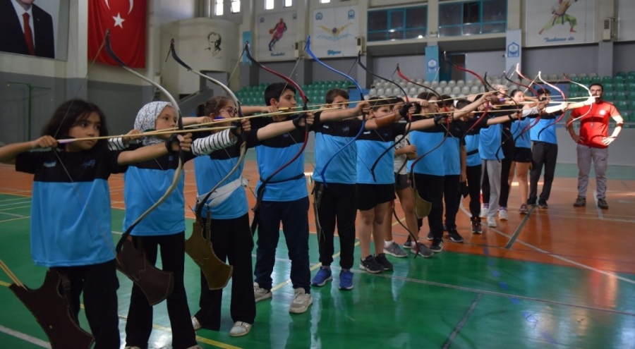 Bursa'da çocuklara okçuluk eğitimi başladı