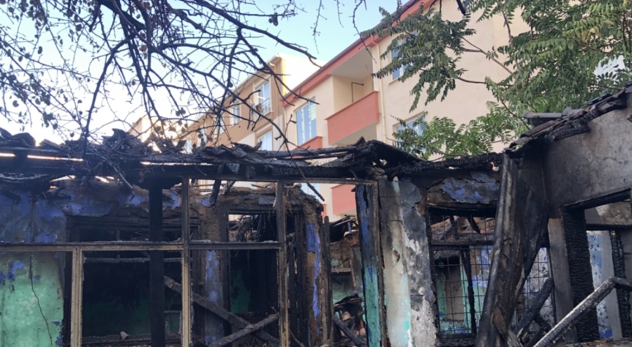 Tekirdağ'da metruk bina alevlere teslim oldu