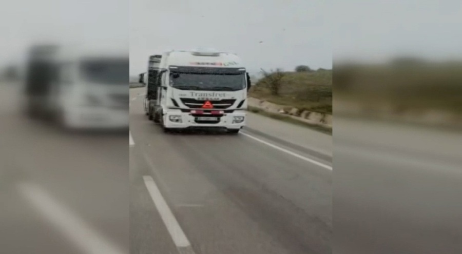 Karayolunda geri geri giden tırları gören sürücüler şaşırdı! Gerçek sonradan anlaşıldı