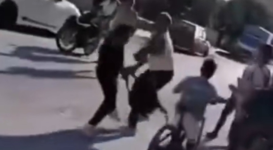 Okul çıkışı 'torpil' patlatan çocuklara saldırdı!