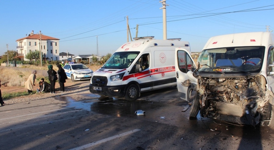 Öğrenci servisi ile TIR çarpıştı, 11 kişi ölümden döndü