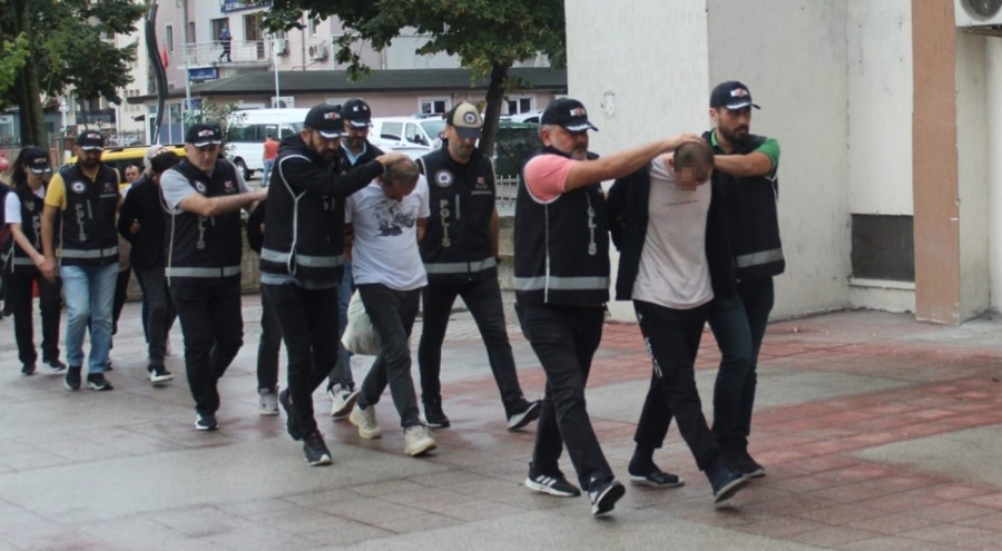 Fındık ürünleri satan mağaza kurşunlandı; 2 tutuklama