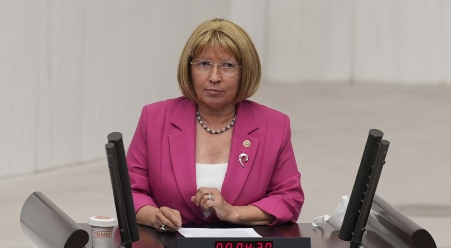 CHP'li Nurten Yontar peruğunu çıkardı, tüm vekiller ayakta alkışladı