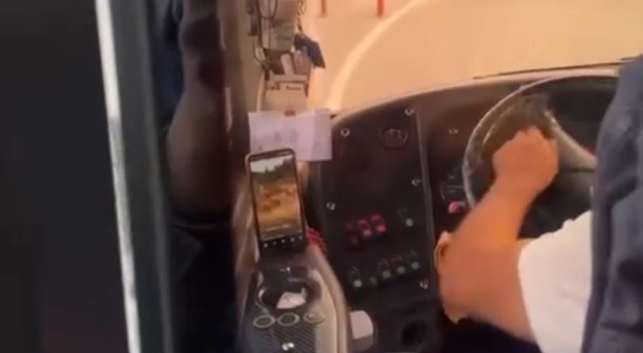 Bursa'da otobüs şoförü direksiyon başında video izledi