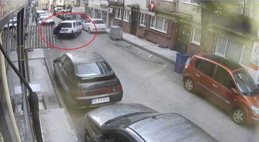 Bursa'da 2 hırsız otomobili iterek götürdü