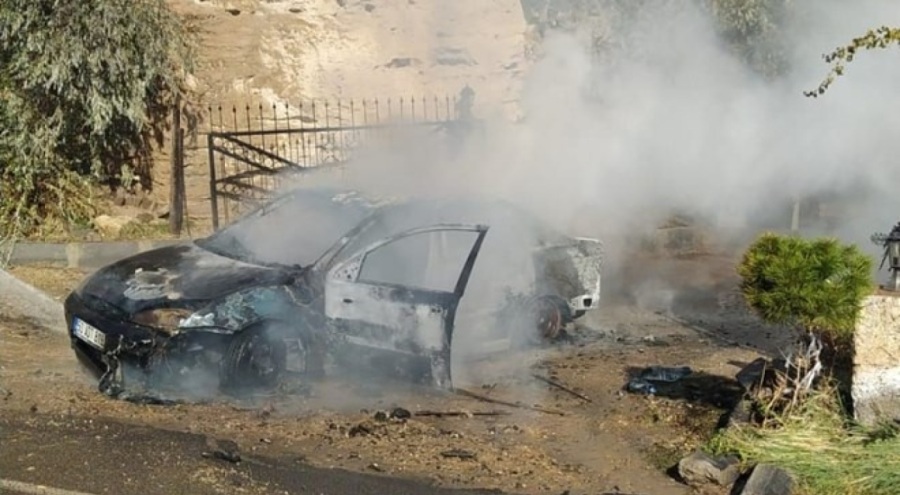 Seyir halindeyken alev alan otomobil kullanılamaz hale geldi