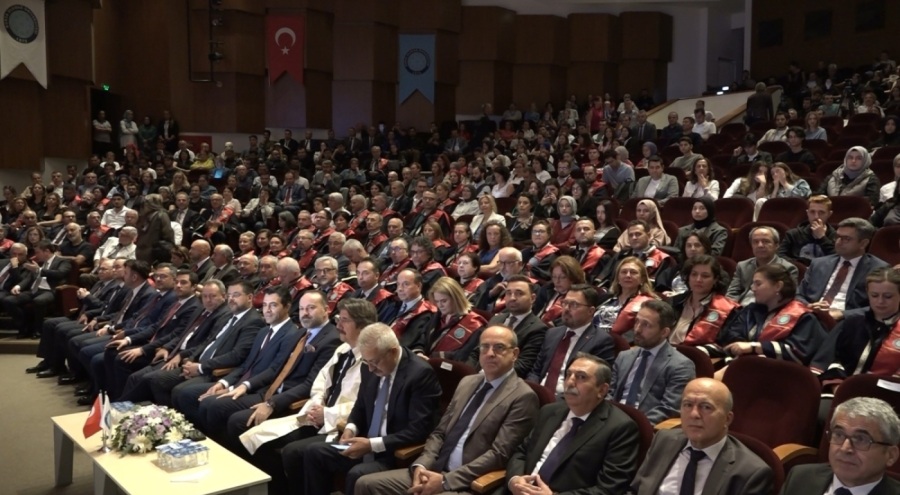 Bursa Uludağ Üniversitesi'nde yeni dönemin ilk dersini TRT Genel Müdürü Sobacı verdi