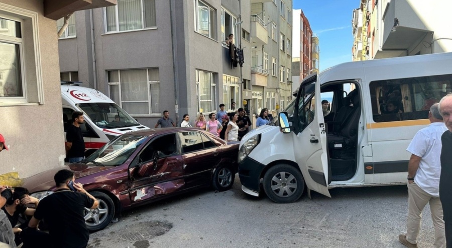 Okul servisi, otomobille çarpıştı: 7 yaralı