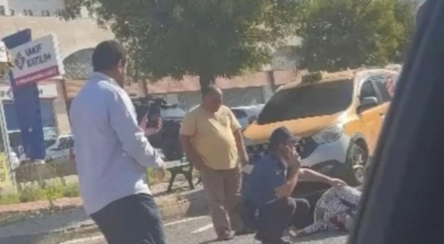 Boşanma davasından çıktıktan sonra eşini çocuğunun yanında bıçakladı