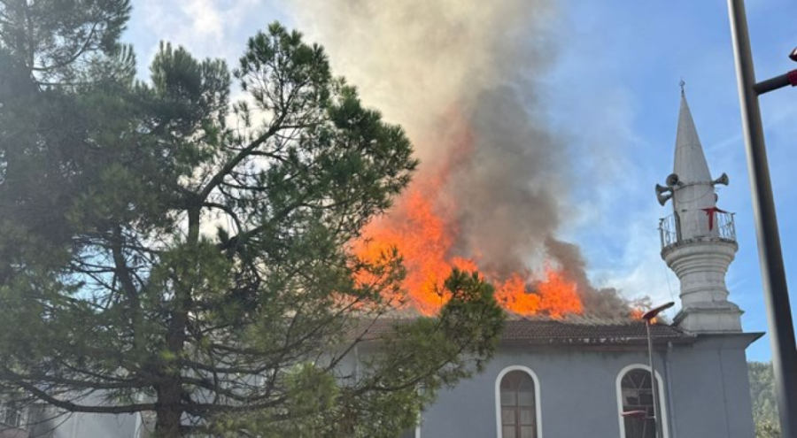 Bartın'da 564 yıllık cami yandı