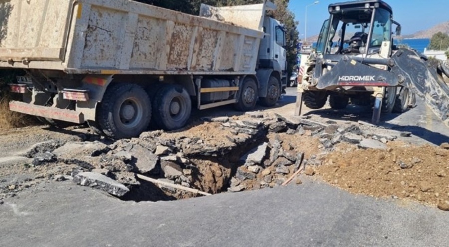 Ana isale hattı patladı! Yol trafiğe kapatıldı