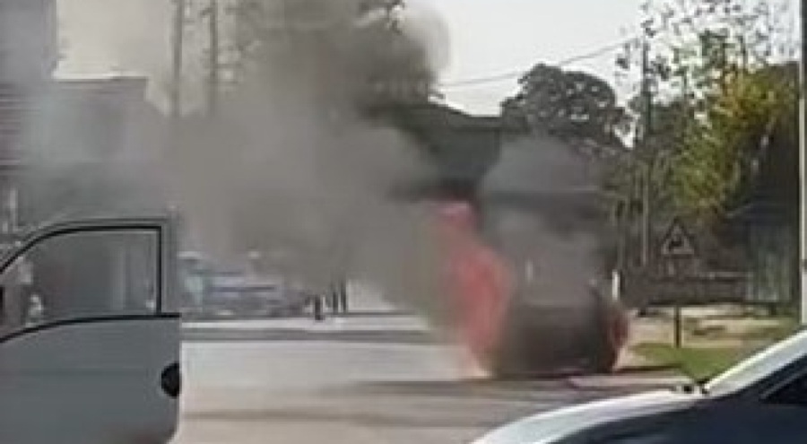 Seyir halindeki otomobil alevlere teslim oldu