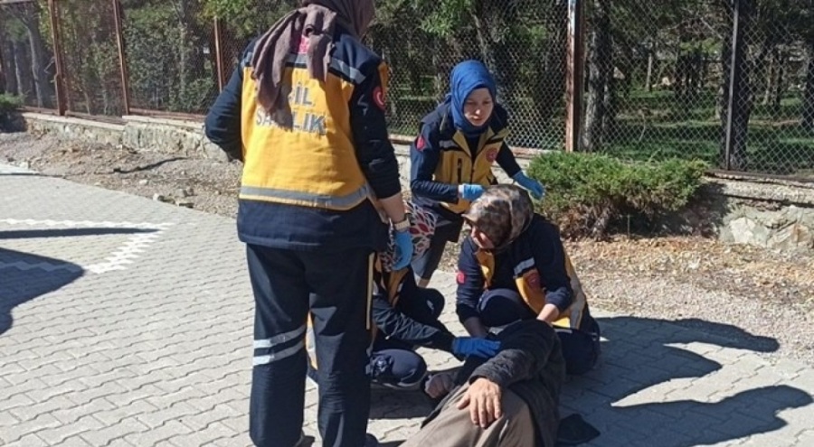 Kaldırıma çarpan motosiklet devrildi: 2 yaralı