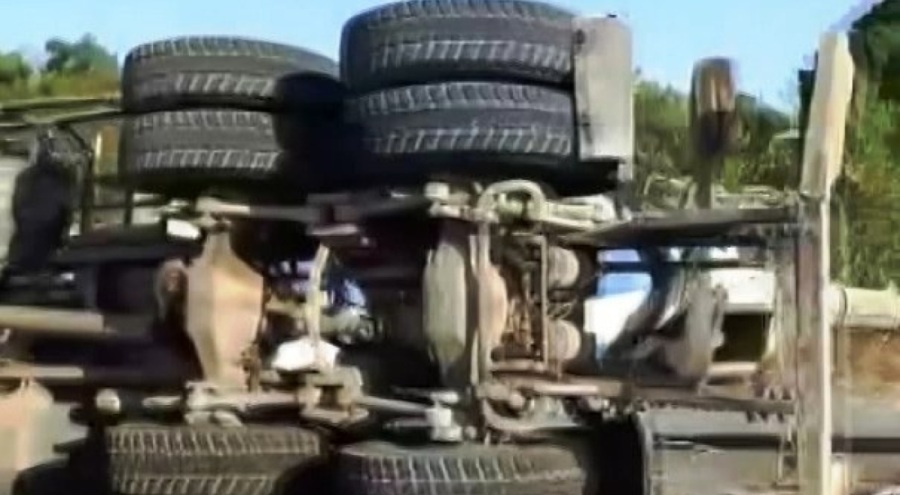 Beton mikseri devrildi, sürücü yaralandı!