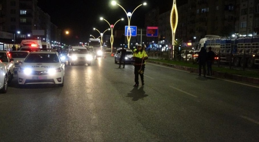 Bariyerden atlayıp karşıya geçmeye çalışırken canından oldu