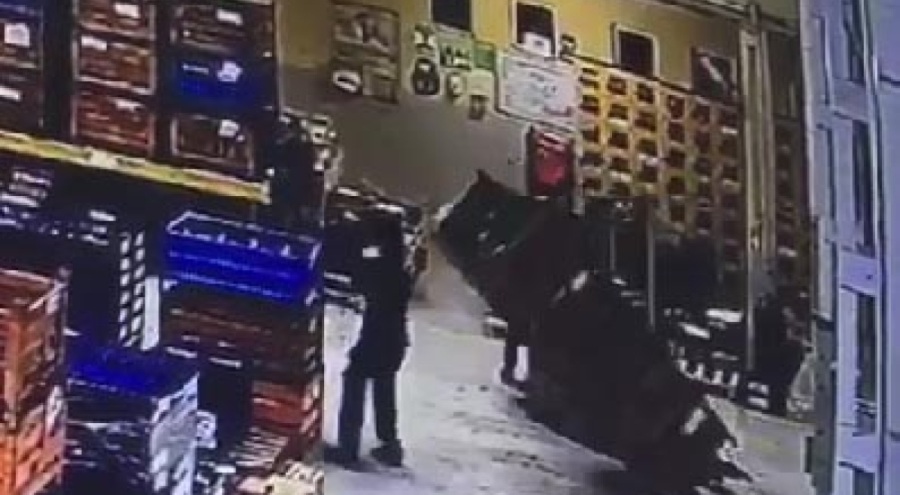 Fabrikada üzerine kasa devrilen işçi yaralandı