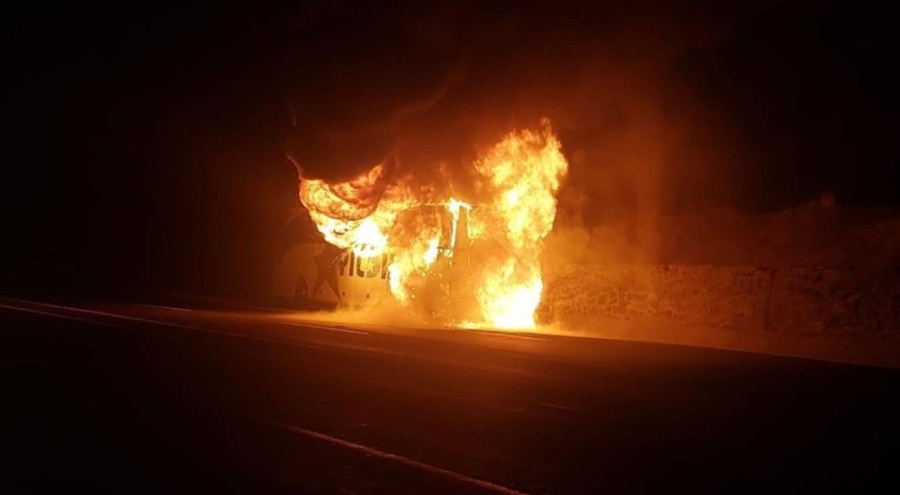 Karayolda yangın: Alev alev yanan otobüs küle döndü!
