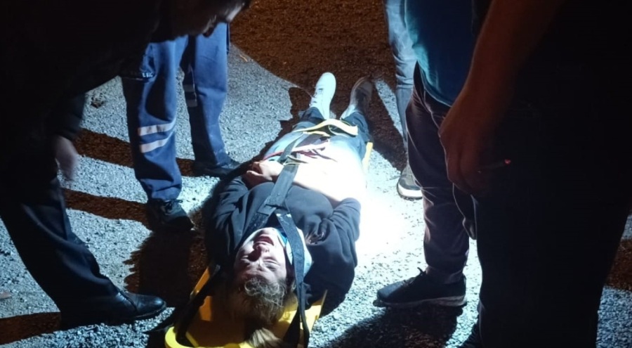 Köpeğe çarptıktan sonra dereye düşen otomobilin sürücüsü yaralandı