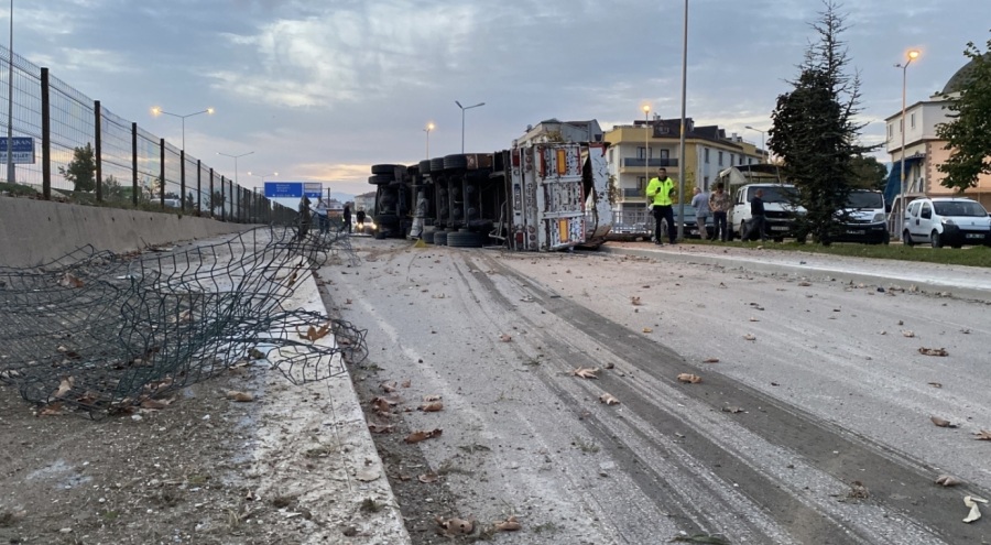 Bursa'da TIR kontrolden çıktı: 1 yaralı