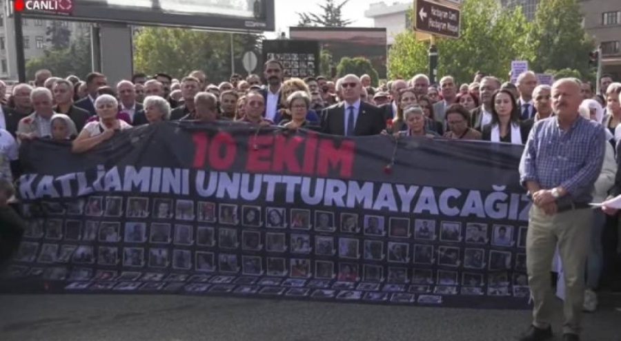 10 Ekim'de canlı bomba saldırısında yaşamını yitirenler Ankara Garı önünde anılıyor