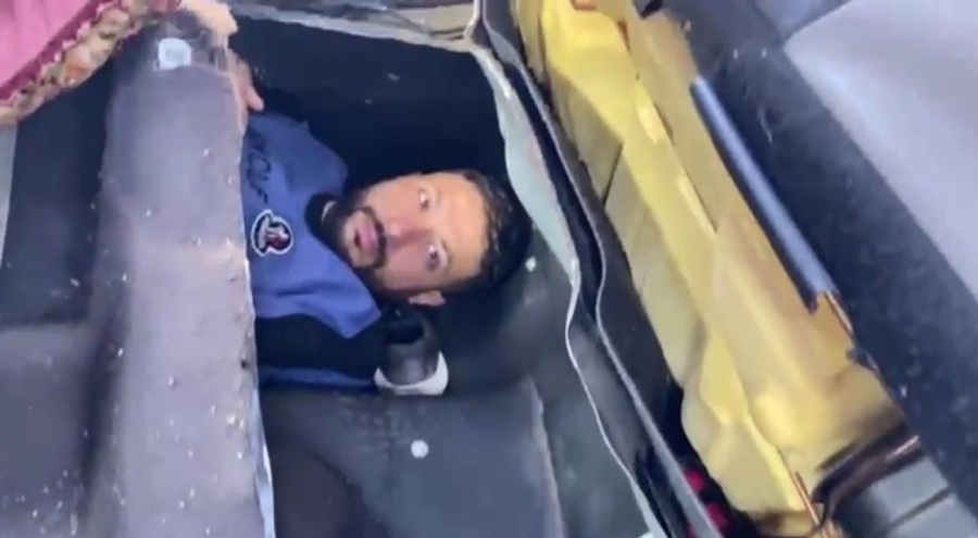 Otomobilin gizli bölmesinde kaçak göçmenler yakalandı
