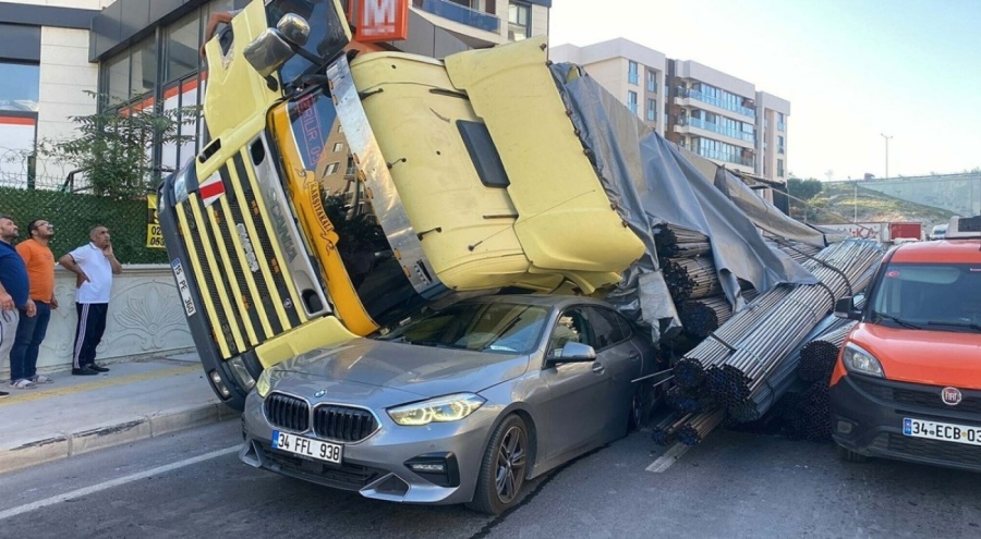 Polis ekiplerinden kaçan TIR, otomobillerin üzerine devrildi!