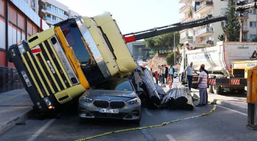 Polisten kaçan tır otomobillerin üzerine devrildi!