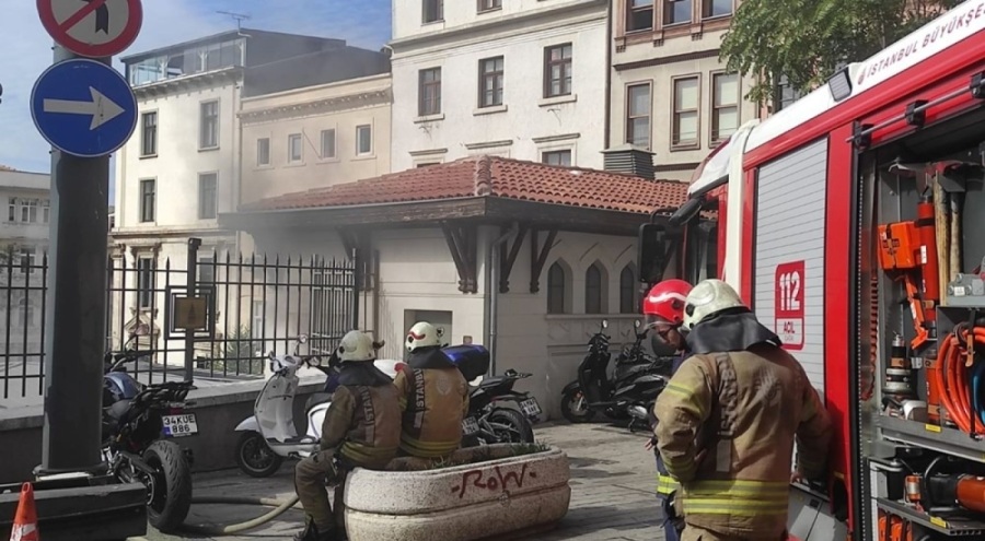 Beyoğlu Belediyesi önünde patlama! Bina tahliye edildi
