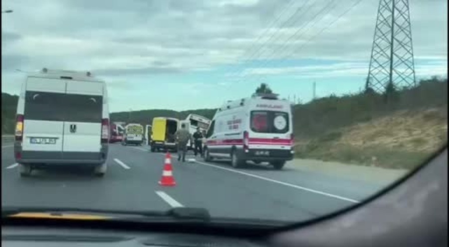 PTT aracıyla servis minibüsü çarpıştı: 4 Yaralı!
