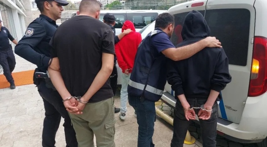 Erkek çocuğuna etek giydirdiler!