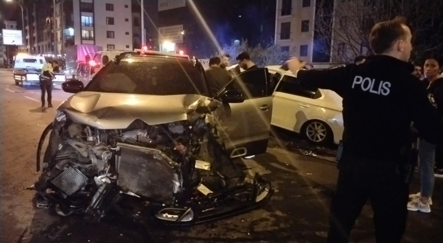 3 araç zincirleme kaza: 3 kişi yaralandı!