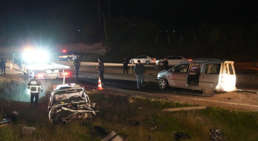 Ticari araçla çarpışan otomobil hurdaya döndü