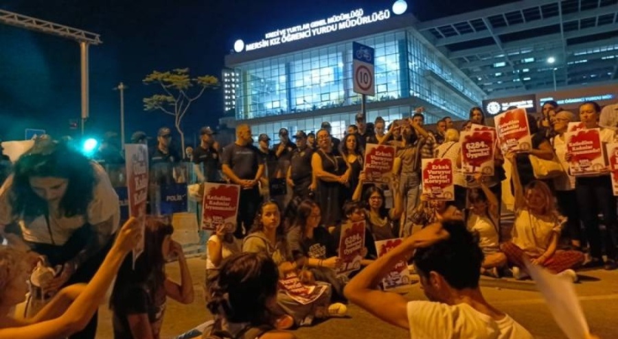 Mersin KYK yurdu önünde kadınlar eylem yaptı