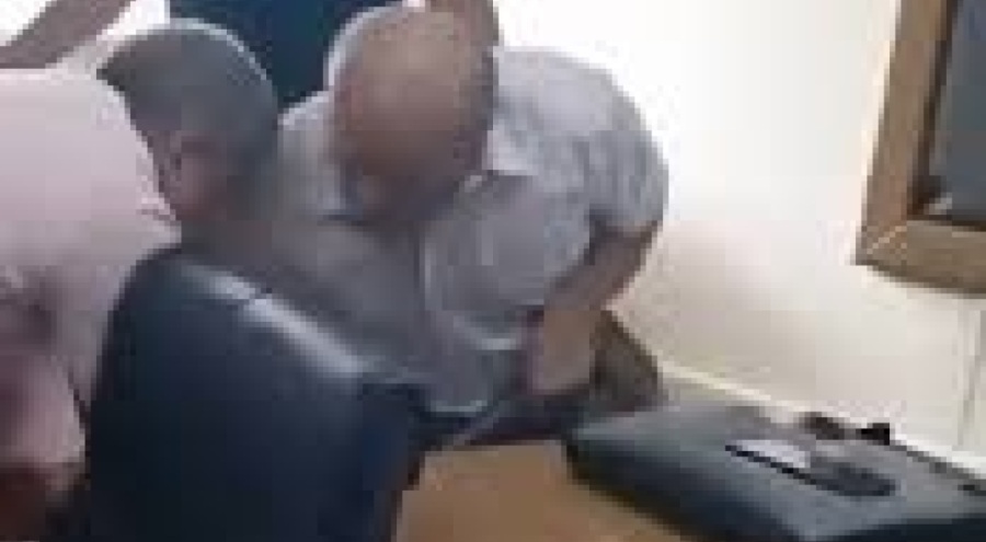 Öfkelenen sendika temsilcisi müdür odasına balyozla dalıp masayı parçaladı