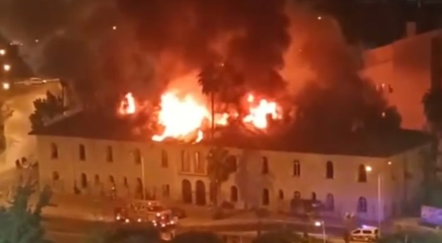 Eski il halk kütüphanesi binasında çıkan yangın