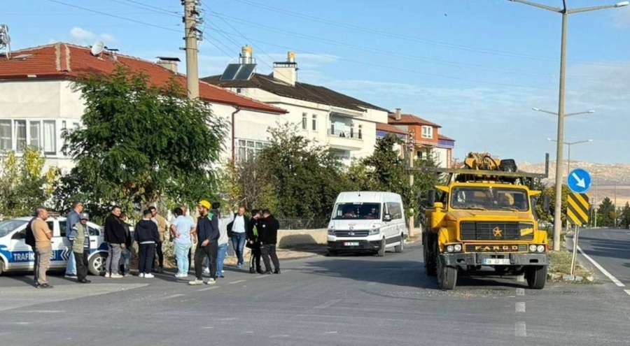 Öğrenci servisi iş makinesi ile çarpıştı: 4 öğrenci yaralandı