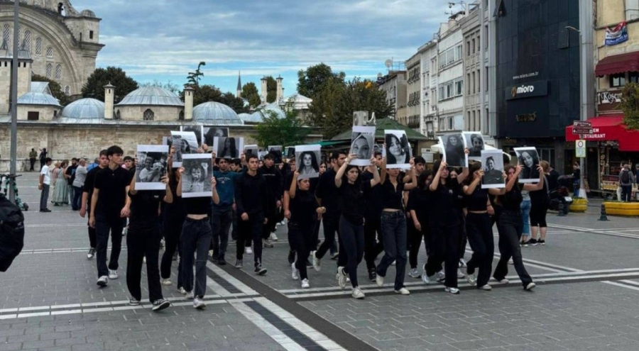 İstanbul Erkek Lisesi öğrencilerinden kadın cinayetlerine karşı sessiz eylem