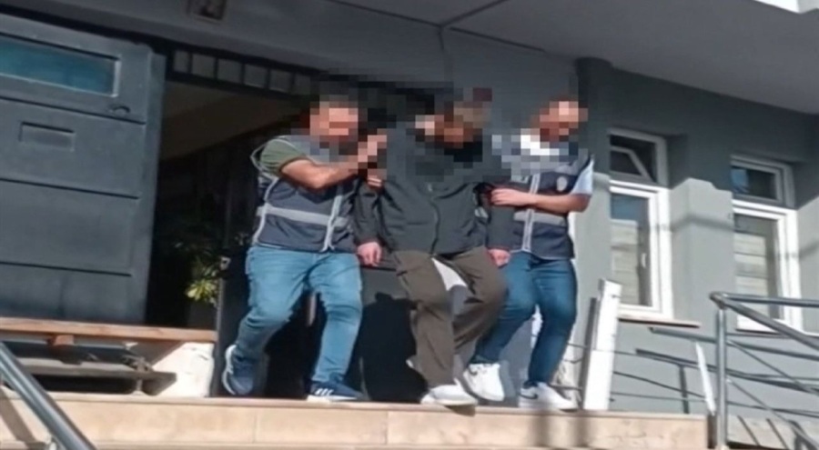 17 yaşındaki maskeli saldırgan rastgele 3 kişiyi bıçakladı!