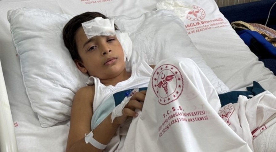 Üzerine demir kapı devrilen çocuğun tedavisi devam ediyor