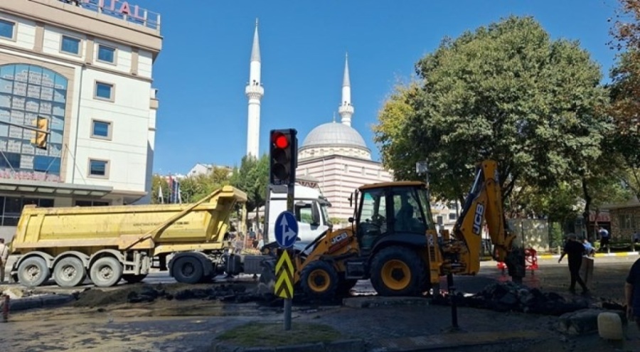 Su borusu patladı! Fışkıran su metrelerce yükseldi