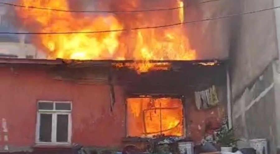 Binanın çatısı yandı