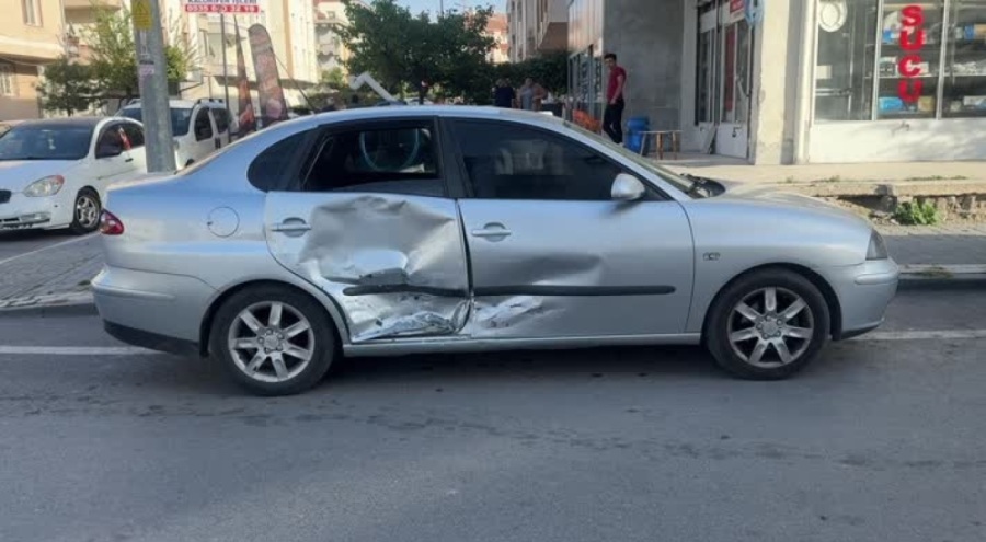 Otomobil ile minibüs çarpıştı 7'si öğrenci 8 kişi yaralandı