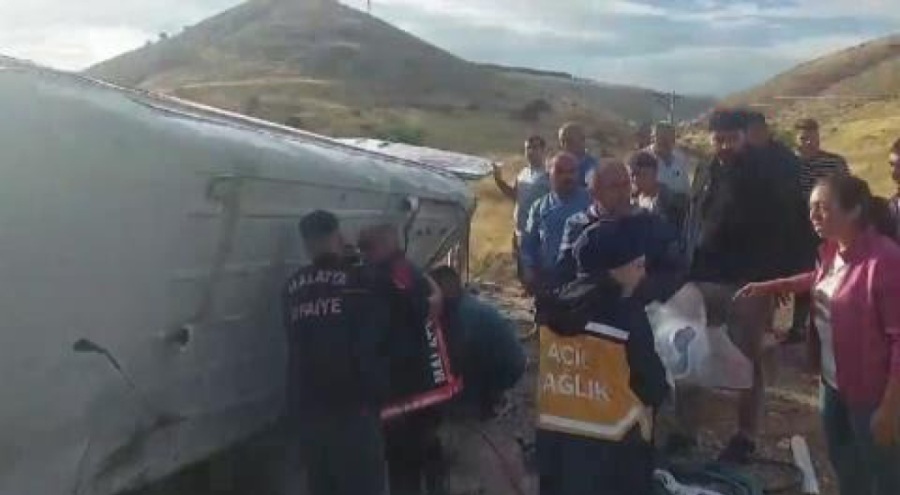 Yolcu minibüsü devrildi: 1'i ağır 17 yaralı