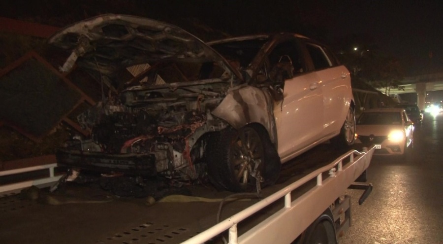 Seyir halindeki otomobil alev alev yandı