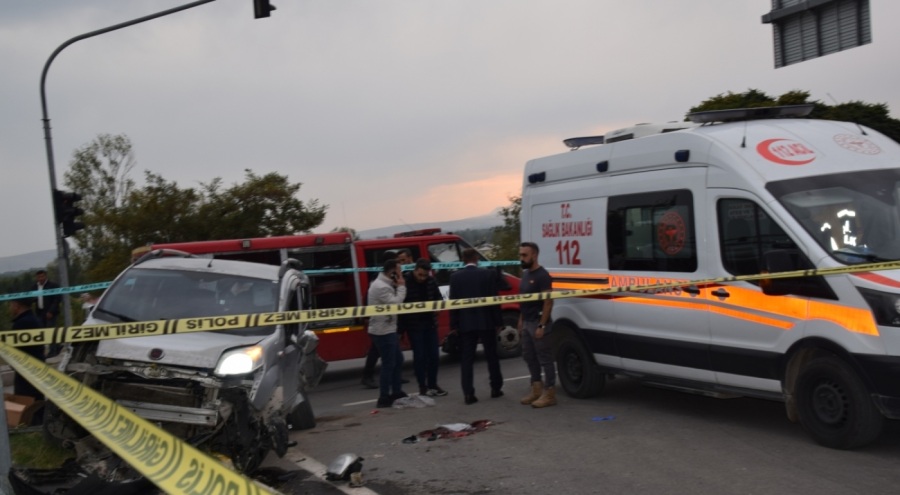 Hafif ticari araç ile çöp kamyoneti çarpıştı: 1 ölü, 4 yaralı