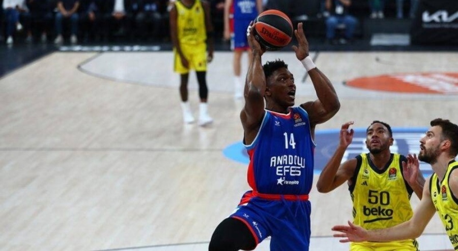 Anadolu Efes'te forma giyen yıldız ismin Kağıthane'deki evi kurşunlandı!