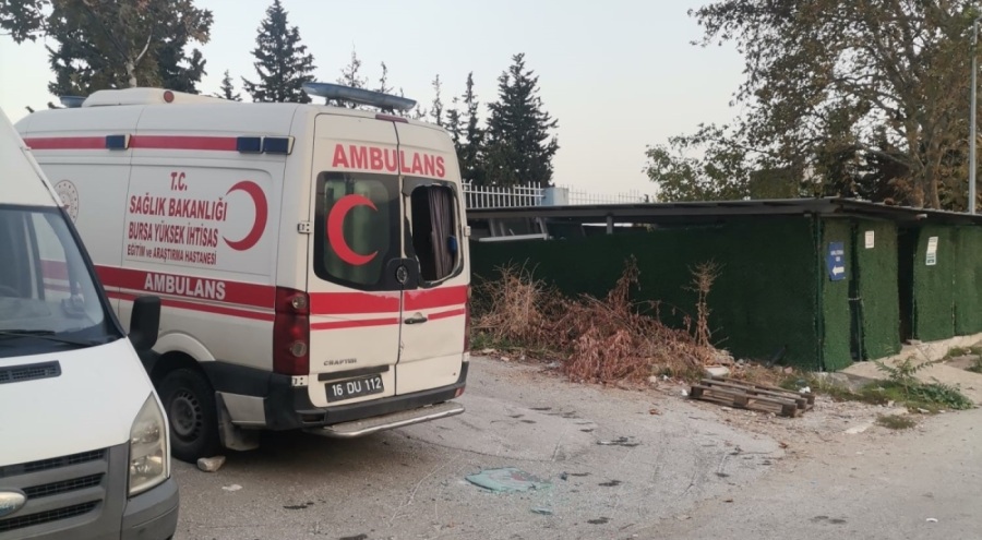 Bursa'da ambulansın ve hastanedeki güvenlik kulübesinin camlarını kırdılar