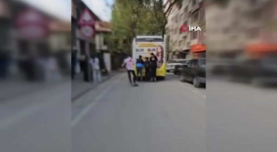 Bursa'da patenli gençlerin  tehlikeli yolculuğu kamerada